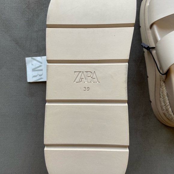 ✅SOLD✅ZARA RUBBERISED FLAT SPORTY SANDALS - Picture 10 of 15